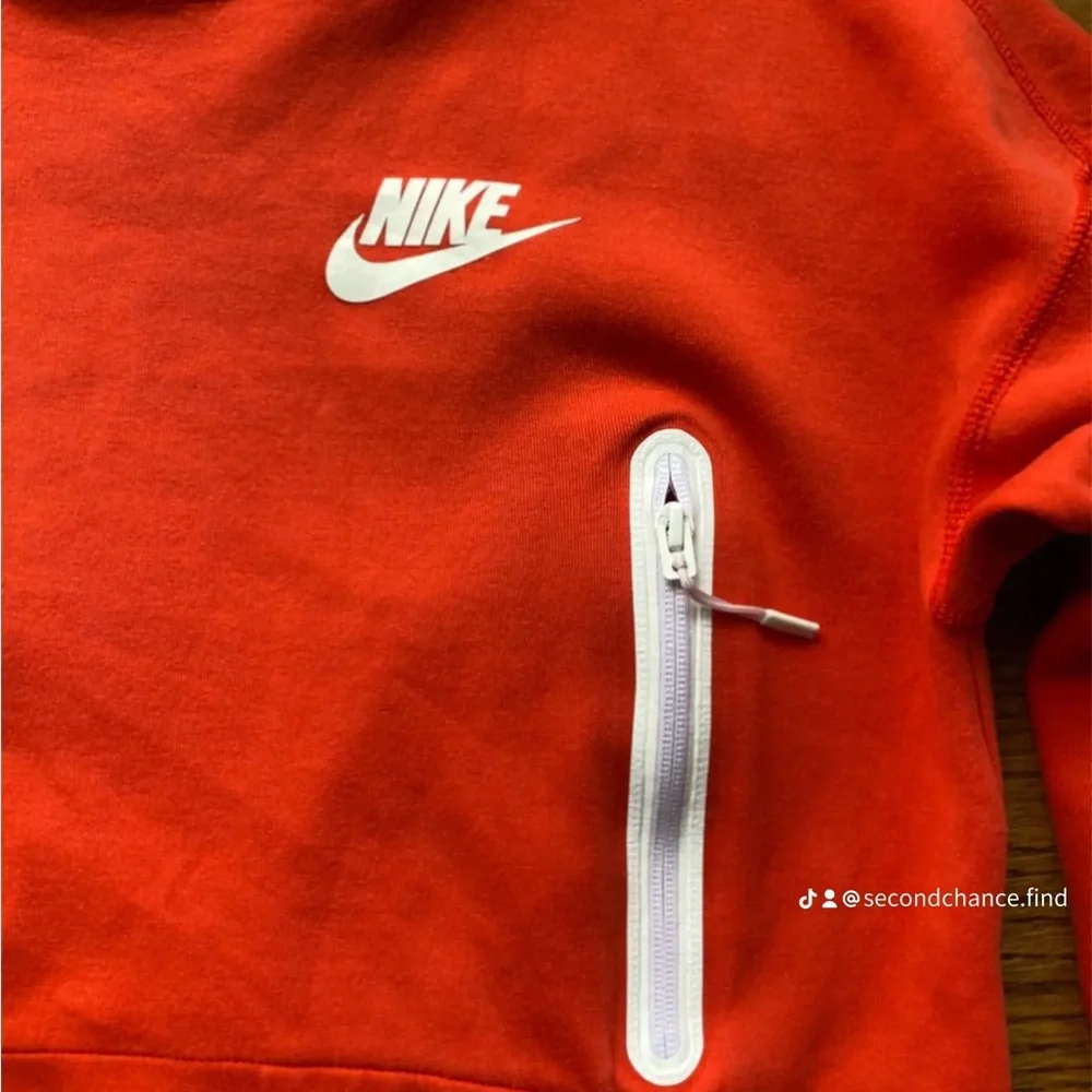 Nike Women’s Red Cropped Sweatshirt Small Zip Pocket Logo Pullover.